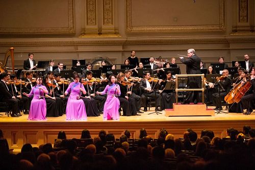 '图5:10月14日晚间,神韵交响乐的天籁之音在卡内基大厅(Carnegie Hall)响起,纽约主流观众欣赏了一场顶级音乐盛宴。图为二胡演奏家戚晓春、孙璐与王真的演出。'