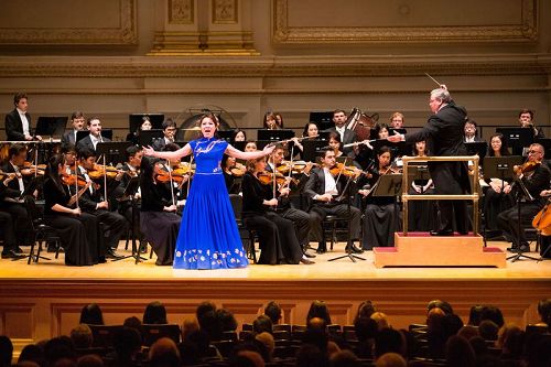 '图7:10月14日晚间,神韵交响乐的天籁之音在卡内基大厅(Carnegie Hall)响起,纽约主流观众欣赏了一场顶级音乐盛宴。图为女高音歌唱家耿皓蓝的演出。'
