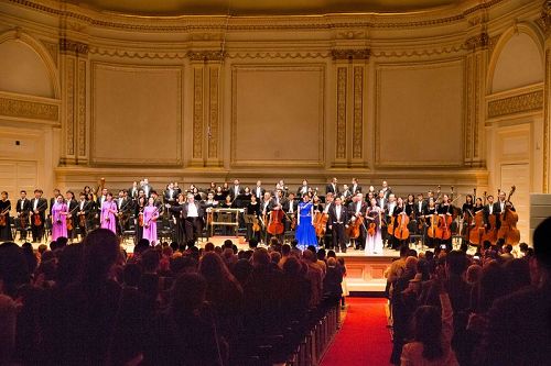 '图8:10月14日晚,纽约卡内基大厅(Carnegie Hall)主厅,神韵交响乐团演出谢幕,全场观众起立鼓掌。'