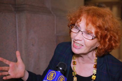 '图9:钢琴家Marta Tereshchenko在纽约卡内基音乐厅欣赏了神韵交响乐团的演出'
