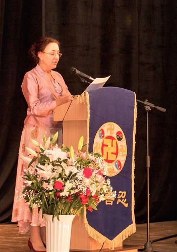 图2~3:学员在法会上交流