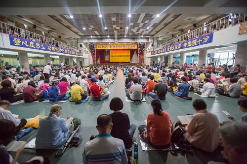 图1:二零一七年十月十五日,来自台湾南区六个县市的部份法轮功学员一千多位在台南市永康国中举办南台湾秋季一日学法和交流,会场气氛祥和。