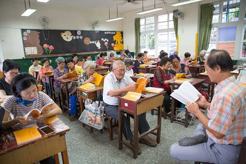 图2:上午分成三十四个小组,学习经文并進行交流,不管新、老学员都收获满满。