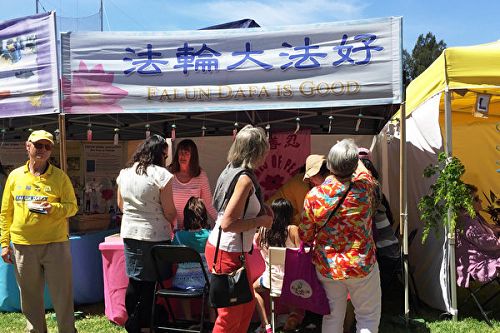 2017年10月15日,墨尔本白马市举办了“春之节”嘉年华活动,法轮大法展位深受民众喜爱。