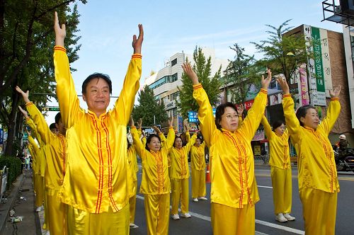 '图1~3:天国乐团和炼功队在富川市民庆典的游行中。'
