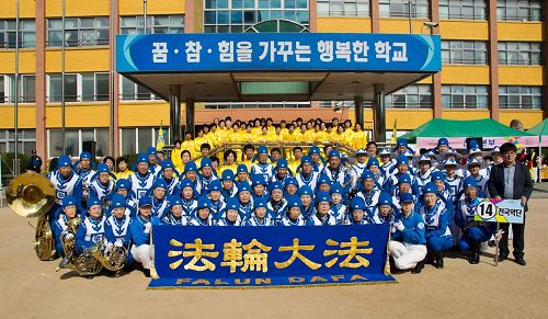 '图7:游行出发前,主办方为各参加团体拍照。图为天国乐团和法轮功功法演示队合影。'