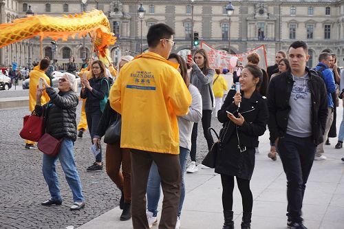 '图5~7:法轮功学员向沿途民众讲真相'