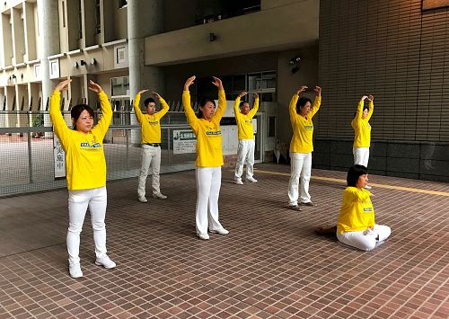 '图2:法轮功学员室外表演功法'