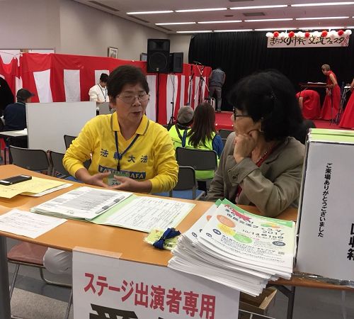 '图4:从事健美操三十多年的山口女士(右)说,功法很舒缓、祥和,我也想学'