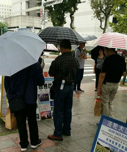 '图1~4:在台湾 “国父纪念馆”真相景点上,一批又一批的大陆游客驻足观看真相展板'