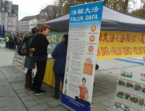'图5~6:民众观看展板、和法轮功学员交谈'