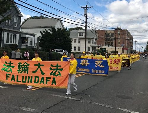 图2:法轮功学员参加美国新泽西州的林赫斯特市(Lyndhurst)一百周年庆祝游行