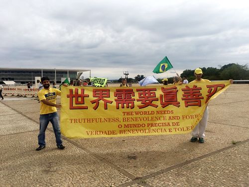 图2:Renato 在三权广场上举横幅