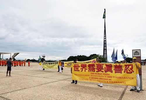 图11:学员在巴西换旗仪式上传播法轮大法的美好。