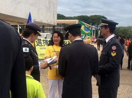 图13:给消防军官讲述法轮功的真相。