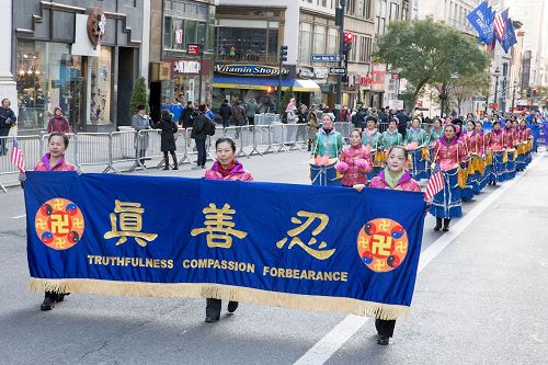 '图1~7:二零一七年十一月十一日,纽约的法轮功学员参加了美国传统的老兵节游行,受到主办方和观众的赞叹。'