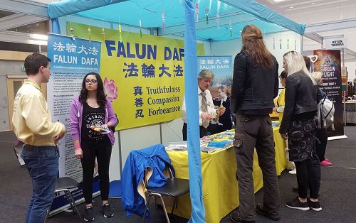 '图四:爱尔兰沃特福德健康展上,游客聆听法轮功学员讲述真相。'