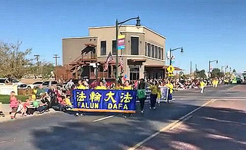 二零一七年十一月十八日,来自大凤凰城地区的法轮功学员首次参加 “吉尔伯特日”游行。