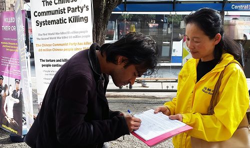 图7:貝納茲(Benzer Ahmad)正在签名制止迫害,并表示:“神永远不会宽恕他们的。”