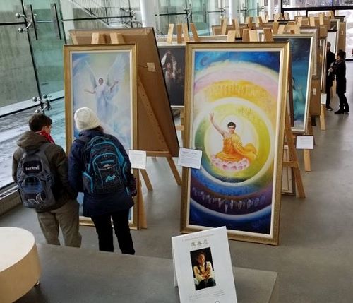 图1:在阿伯达大学学生会大楼举办的真善忍美展。