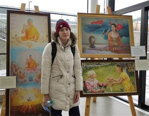 图6:麦康农女士在阿伯塔大学学生会大楼观看真善忍美展。