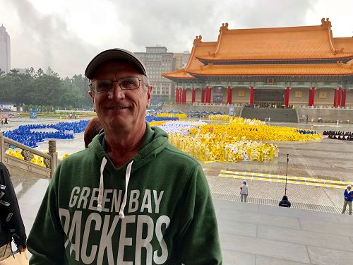 图4:保险业务员Stern先生支持妻子修炼法轮功