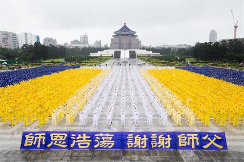 图7~8:虽然雨不断,但是法轮功学员仍然祥和的炼功。