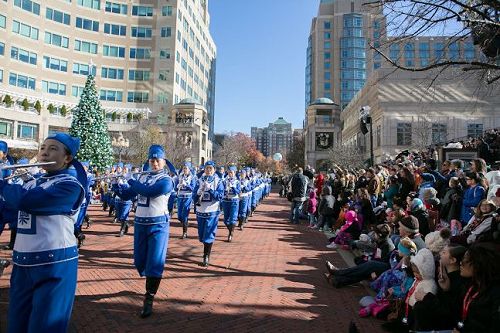 '图1~5:二零一七年十一月二十四日,美国弗吉尼亚州瑞思顿(Reston)镇举办节日游行,有约一百五十名法轮功学员组成的天国乐团首次参加。游行主办方表示感谢,两旁观众欢迎。维州瑞斯顿市民 Sarah Happel说:“他们的服装、帽子,一切都那么好,音乐也很动听。真是非常棒﹗”'