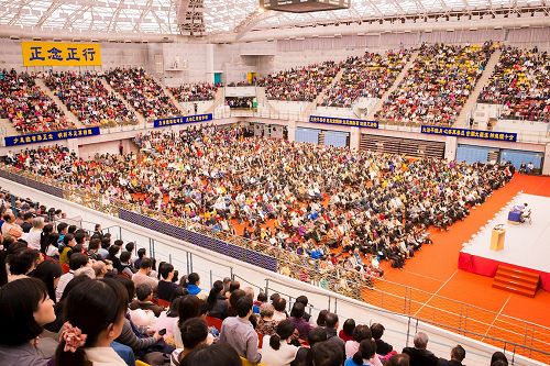 '图1~3:二零一七年台湾法会在台湾大学体育馆隆重召开。'