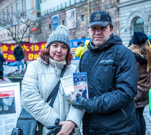 '图6:来自莫斯科的一对夫妇,认为迫害法轮功是不应该发生的'
