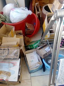 '图:李绍志被警察非法抄家, 家中一片狼藉。'