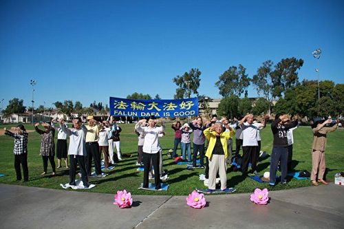 '图2:二零一七年十一月十八日上午,法轮功学员先在蒙特利公园市(Monterey Park)巴恩斯公园(Barnes Park)集体炼功。'