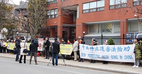 '图1:多伦多法轮功学员在中领馆前举行集会,要求总理特鲁多访华期间向中国政府提出停止迫害法轮功,并要求释放关押的加拿大公民及十二位加拿大人的亲属。'