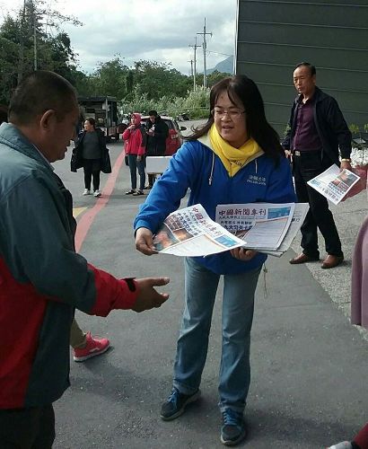 '图1~2:台湾花莲法轮功学员到太鲁阁火车站前讲真相,给大陆游客派发资料。'