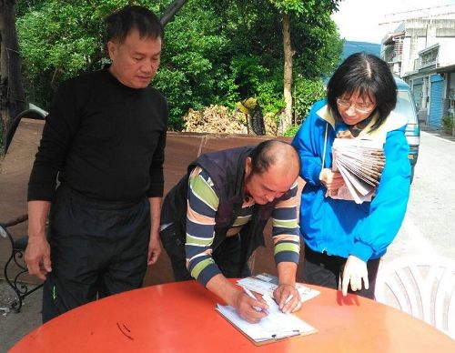 '图3:花莲新城乡民了解真相后签名支持法轮功'