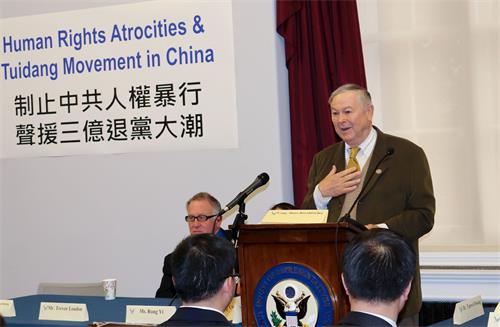 '图6:美国众议院资深议员达纳·罗拉巴克(Dana Rohrabacher)在研讨会上发言。'