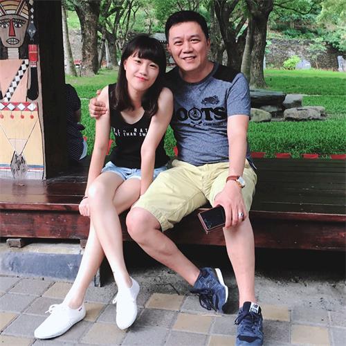 '图3:陈玟君与父亲刚得法时的合照,当时尚未修炼法轮功的玟君深受惊恐所苦,体重不到四十公斤。'