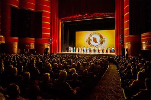 '图3:二零一七年十二月二十日晚,神韵艺术团在堪萨斯城音乐厅(Kansas City Music Hall)上演2018巡演季的首场演出。'