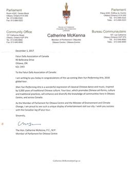 '图1~2:联邦环境部长、自由党国会议员麦克纳(Catherine McKenna)对2018年即将到来的神韵巡演表示祝贺。'