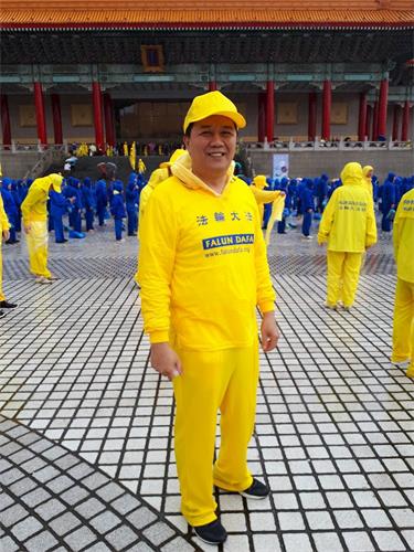 '修炼心得交流会前夕,陈昱炽参加在台北自由广场举行的大型排字及集体炼功活动。'