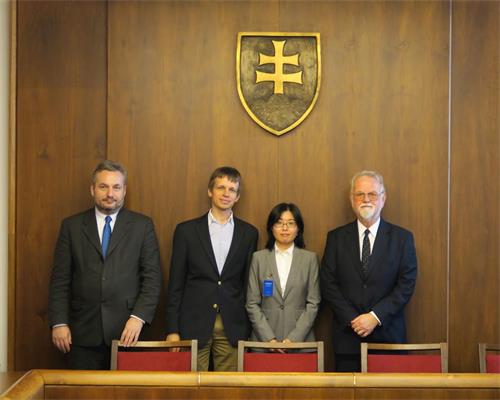 '图1:(从左至右)斯洛伐克国会议员Ondrej Dostal、斯洛伐克法轮大法学会代表Marek Tatarko、追查国际代表王海燕及斯洛伐克国会议员Peter Osusky于十月二十六日在斯洛伐克国会合影。'