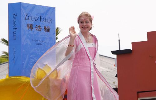 '图3:花车上的仙女'