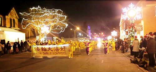'图5:12月2日,腰鼓队参加Port Perry(市中心的港口佩里)的圣诞游行。'