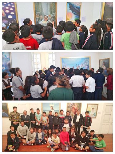 '图1:“真善忍国际艺术美展”在秘鲁首都利马市胡安帕拉德而理耶戈文化中心展出。蒙特罗贝尔纳利斯(Colegio Montero Bernales)学校有五个年级一百六十名学生前来参观画展。上图为该校四年级和五年级的学生在参观画展、留影。'