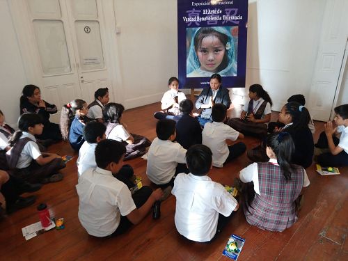 '图2:Colegio Montero Bernales学生观看画展后也要学打坐。'