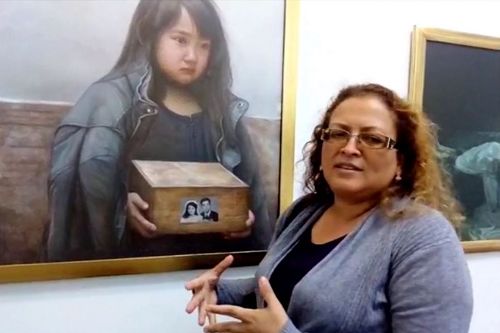 '图3:Colegio Tacna 艺术老师Patricia Mattos表示,画展作品的每个细节都触动人的心灵。'