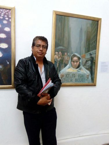 '图4:Colegio Tacna 艺术老师Carlos Ponce表示画展让人们了解发生在中国的迫害,非常了不起。'