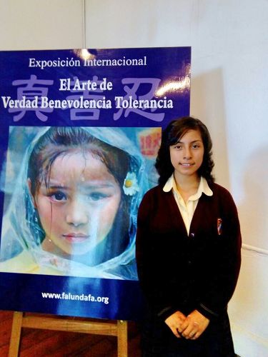 '图5:Colegio Tacna 学生Nelida表示喜欢“真善忍美展”。'