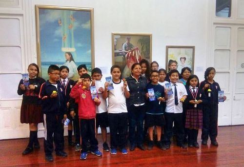 '图6:Colegio Sagrado Corazon学生观看画展后合影'