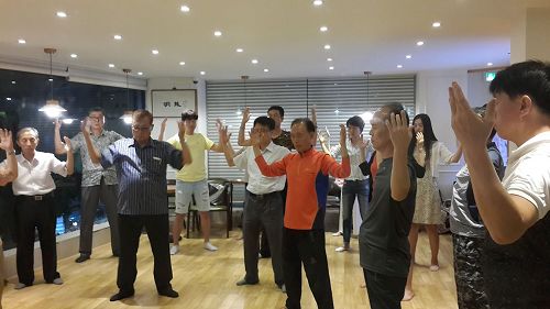 '图1:新学员在学炼法轮功第二套功法——法轮桩法'
